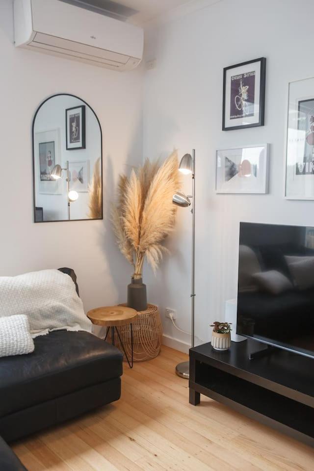 'laidback Lygon' A Two-storey Inner-city Oasis