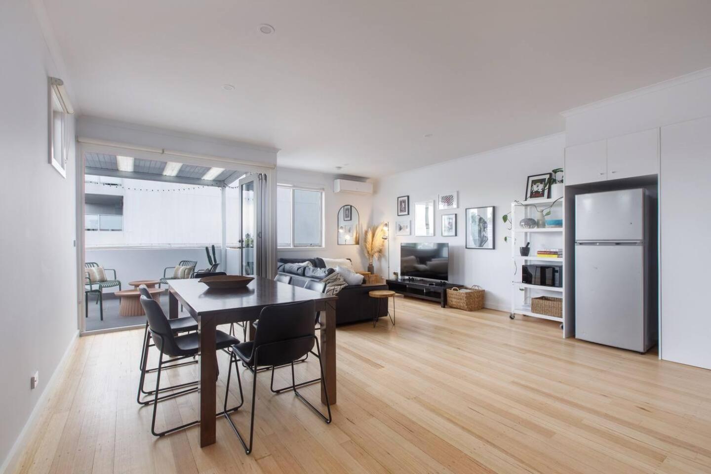 Apartment 'laidback Lygon' A Two-storey Inner-city Oasis Melbourne