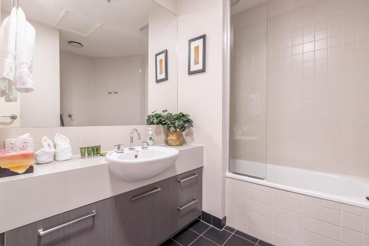 'the Arc' Upscale Heritage In Collingwood Apartment *