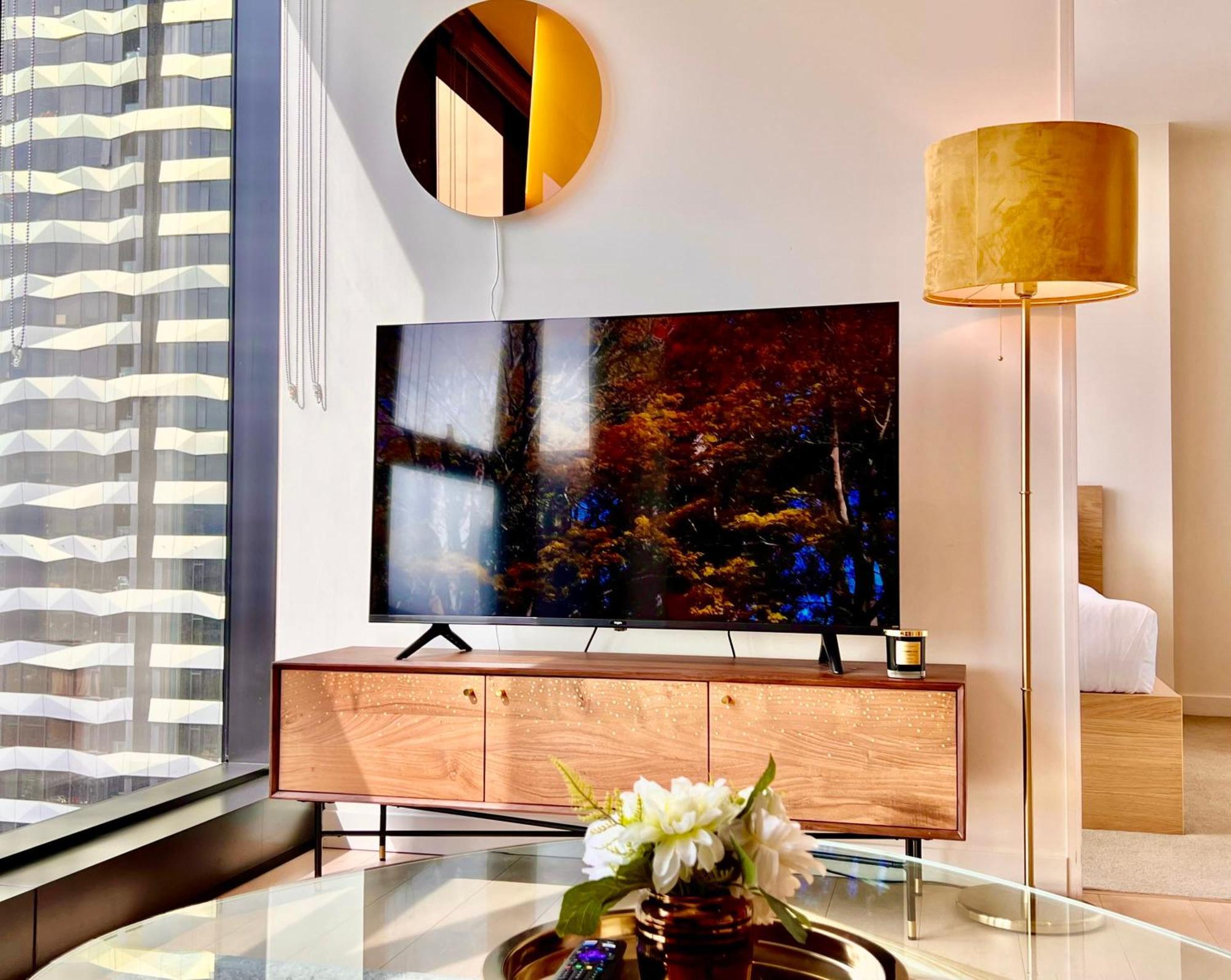 Apartment Highrise Location 2 Bedrooms & 2 Bathrooms *