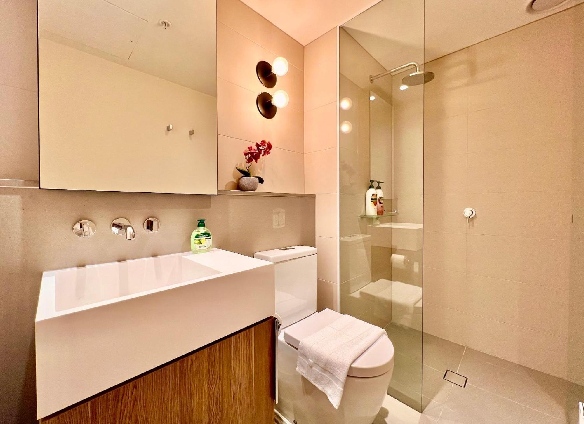 Apartment Highrise Location 2 Bedrooms & 2 Bathrooms Melbourne