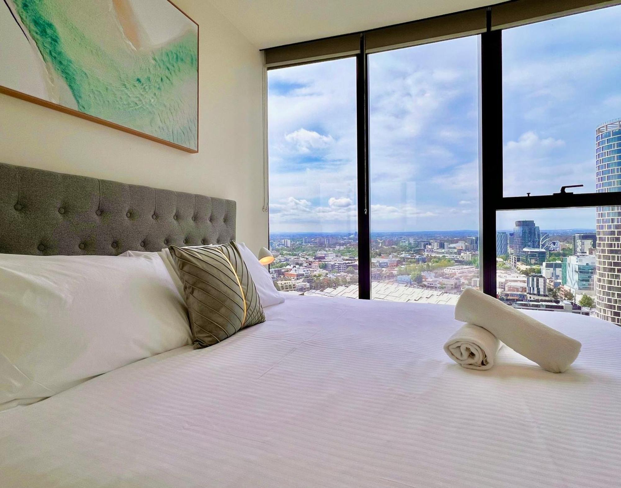Highrise Location 2 Bedrooms & 2 Bathrooms Apartment Melbourne
