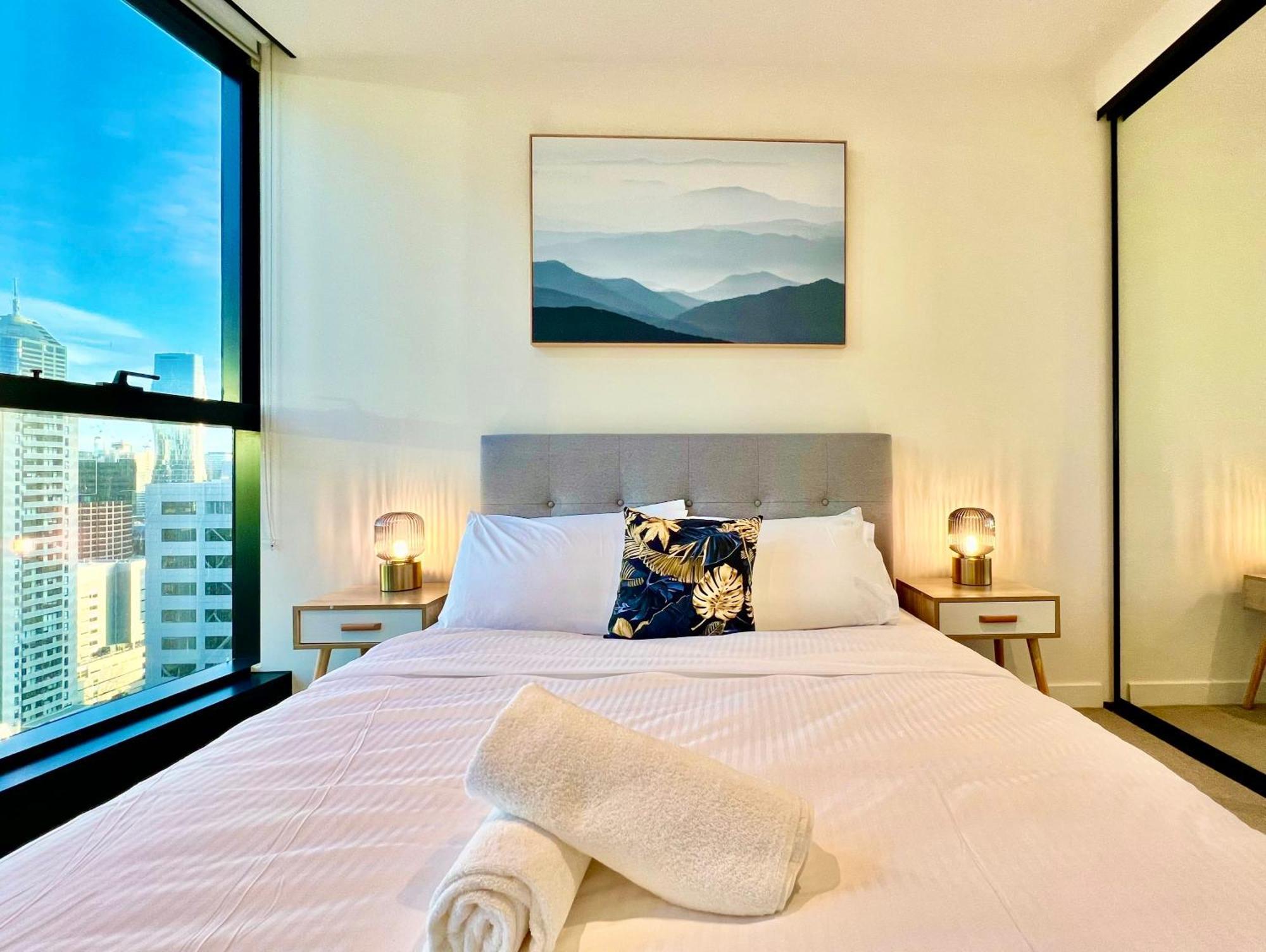 Apartment Highrise Location 2 Bedrooms & 2 Bathrooms *