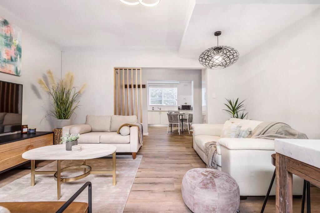 Urban - Stylish Courtyard Haven Off Malvern Rd Melbourne