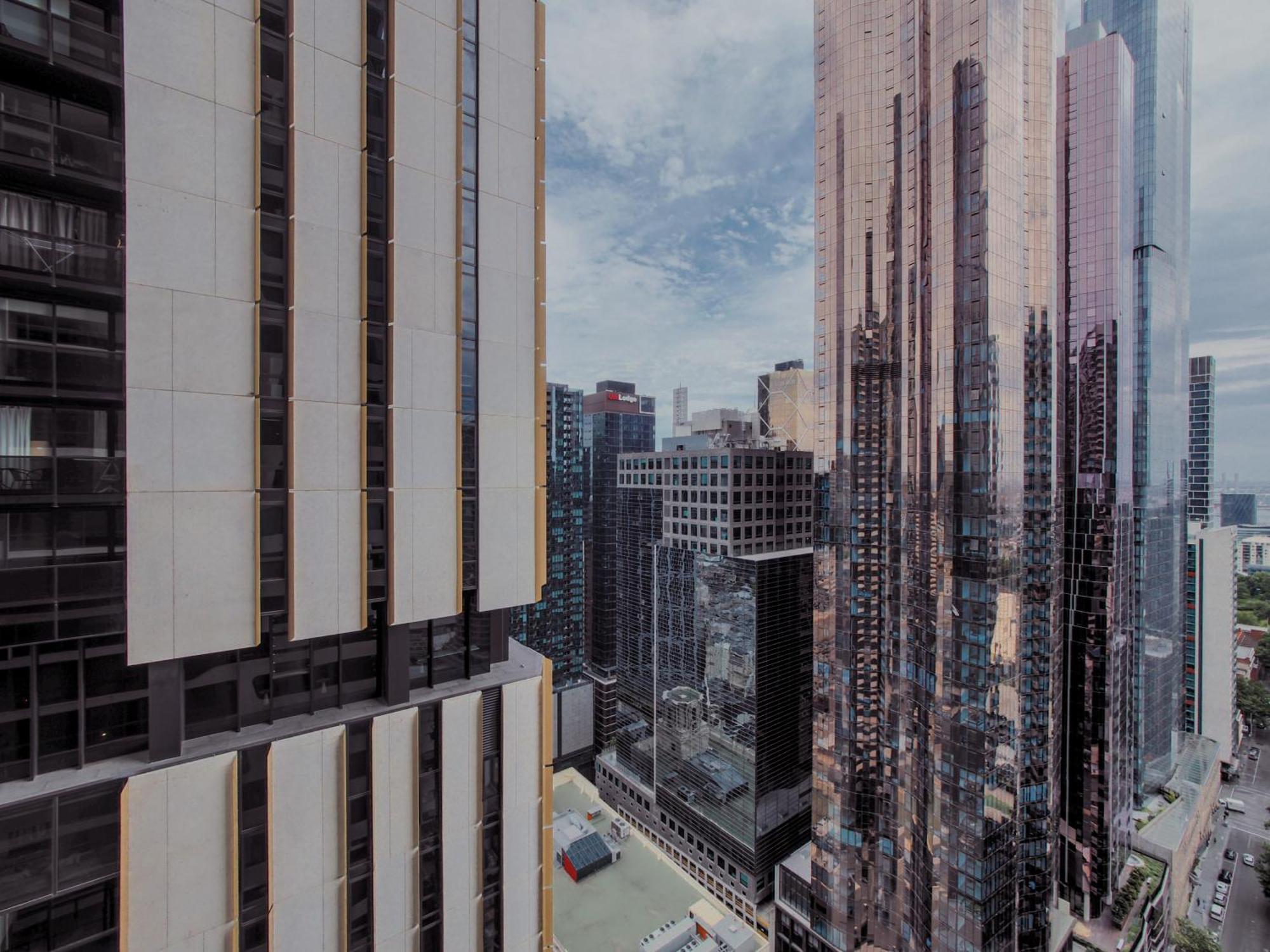 High Level On 36th Floor 2br1babalcony Wifi Apartment Melbourne