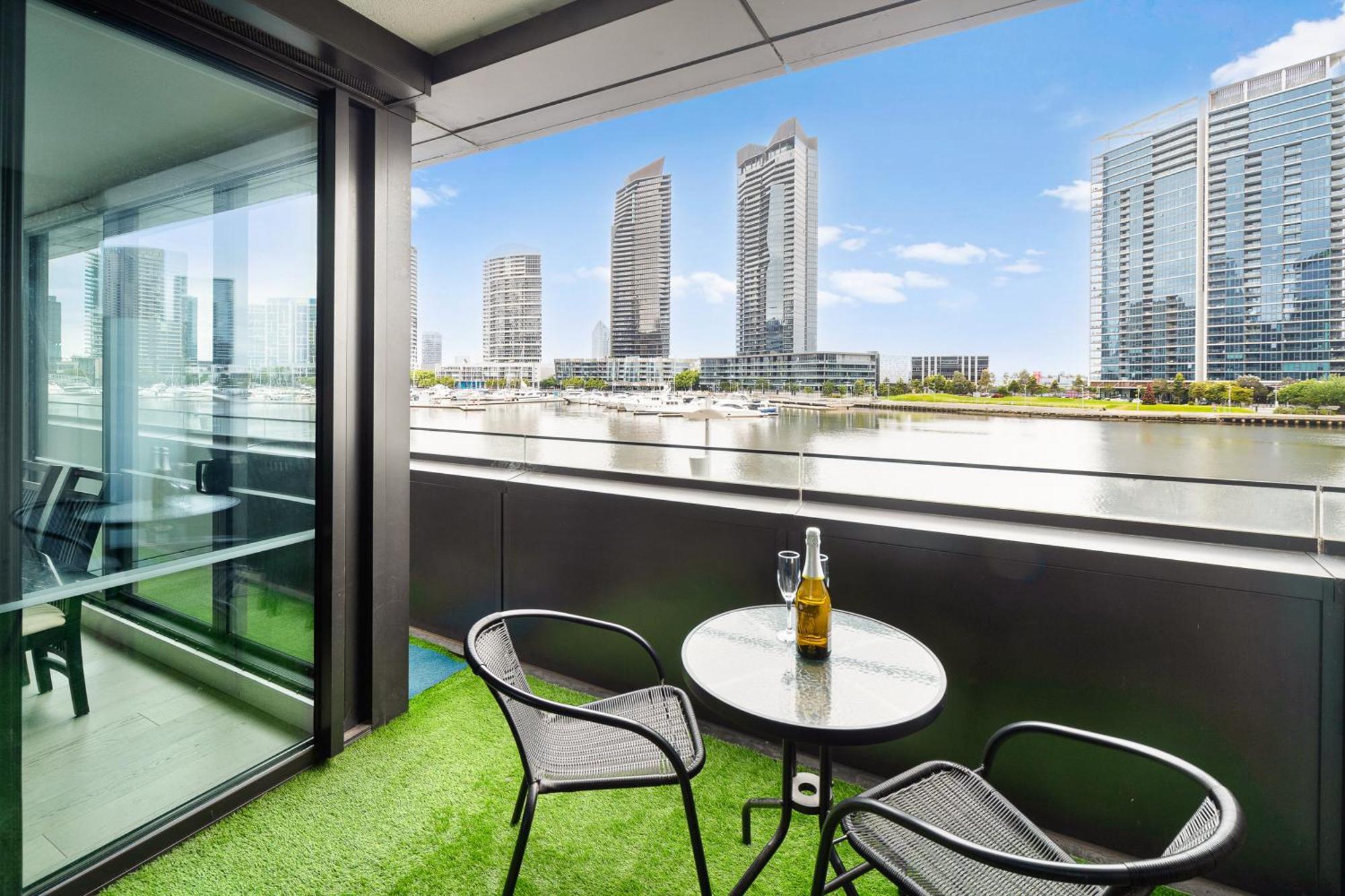 Docklands Riverside Views *