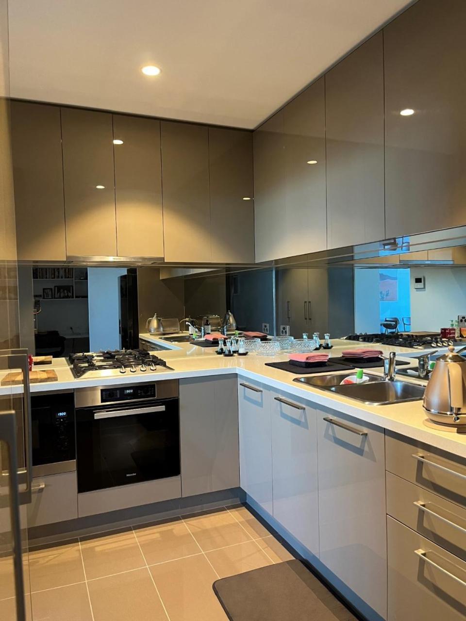 Modern 3 Bedroom With Amazing Views Melbourne