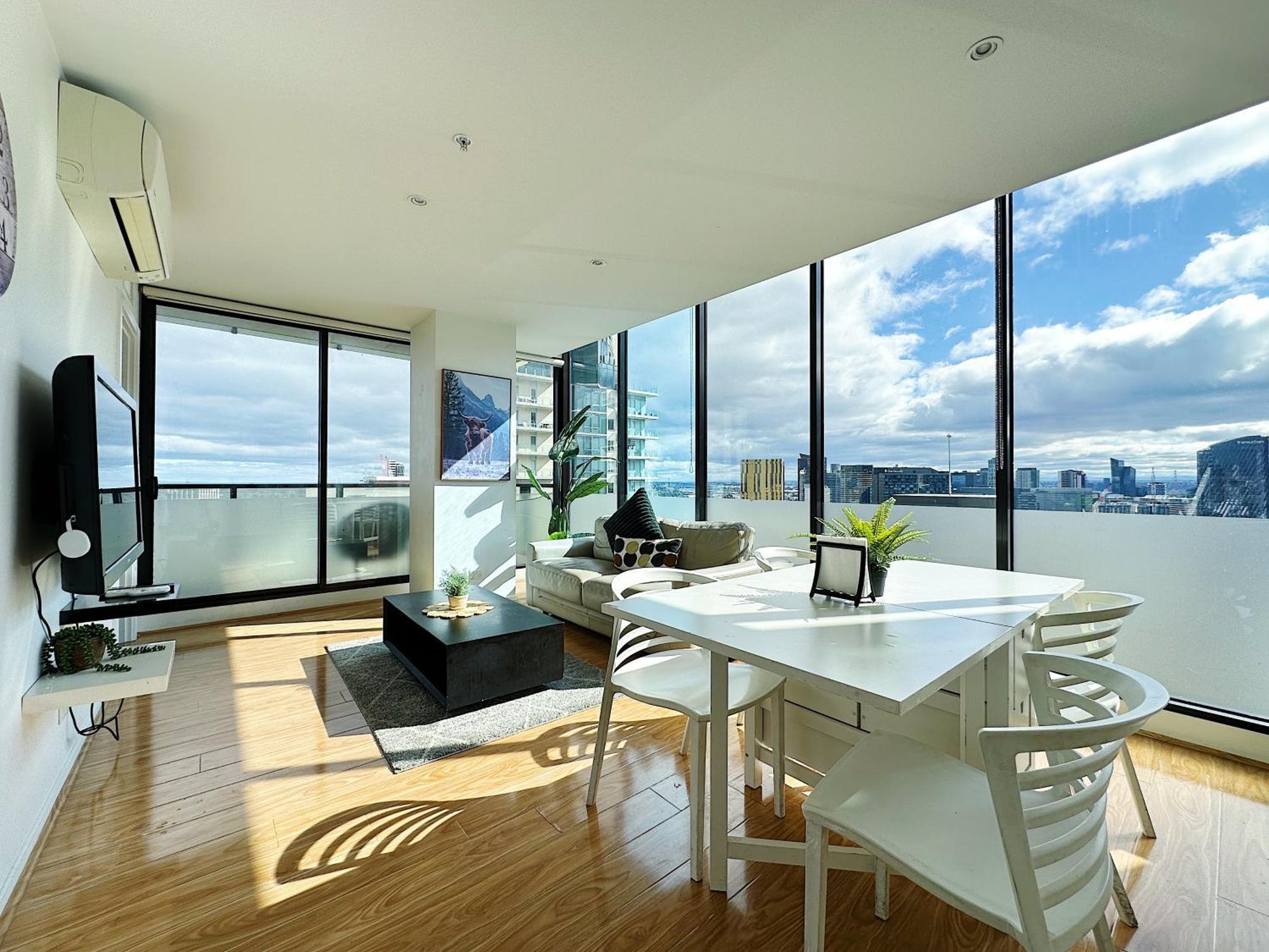 Apartment Spacious Family-sized 2br Apt Near Crown Casino + Carpark On Site *