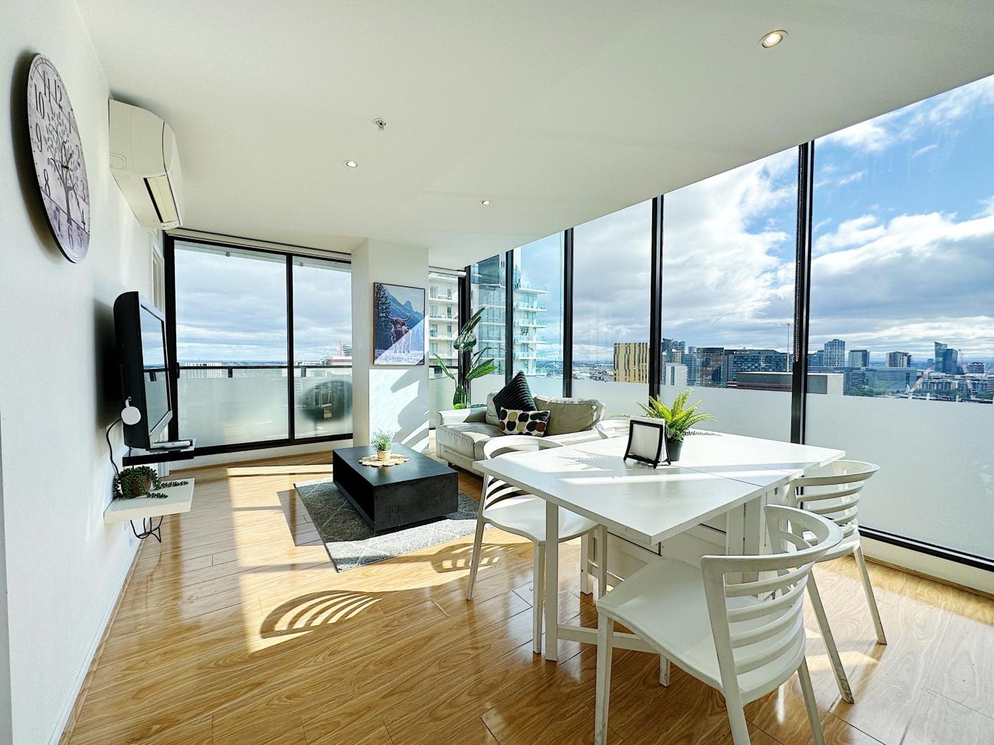 Spacious Family-sized 2br Apt Near Crown Casino + Carpark On Site *