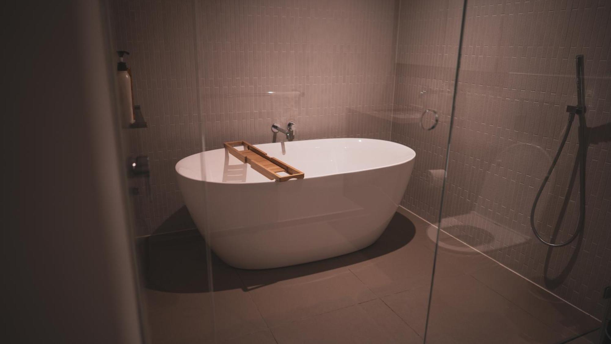 Luxe Panoramic 3 Bedroom Penthouse With Onsite Parking *