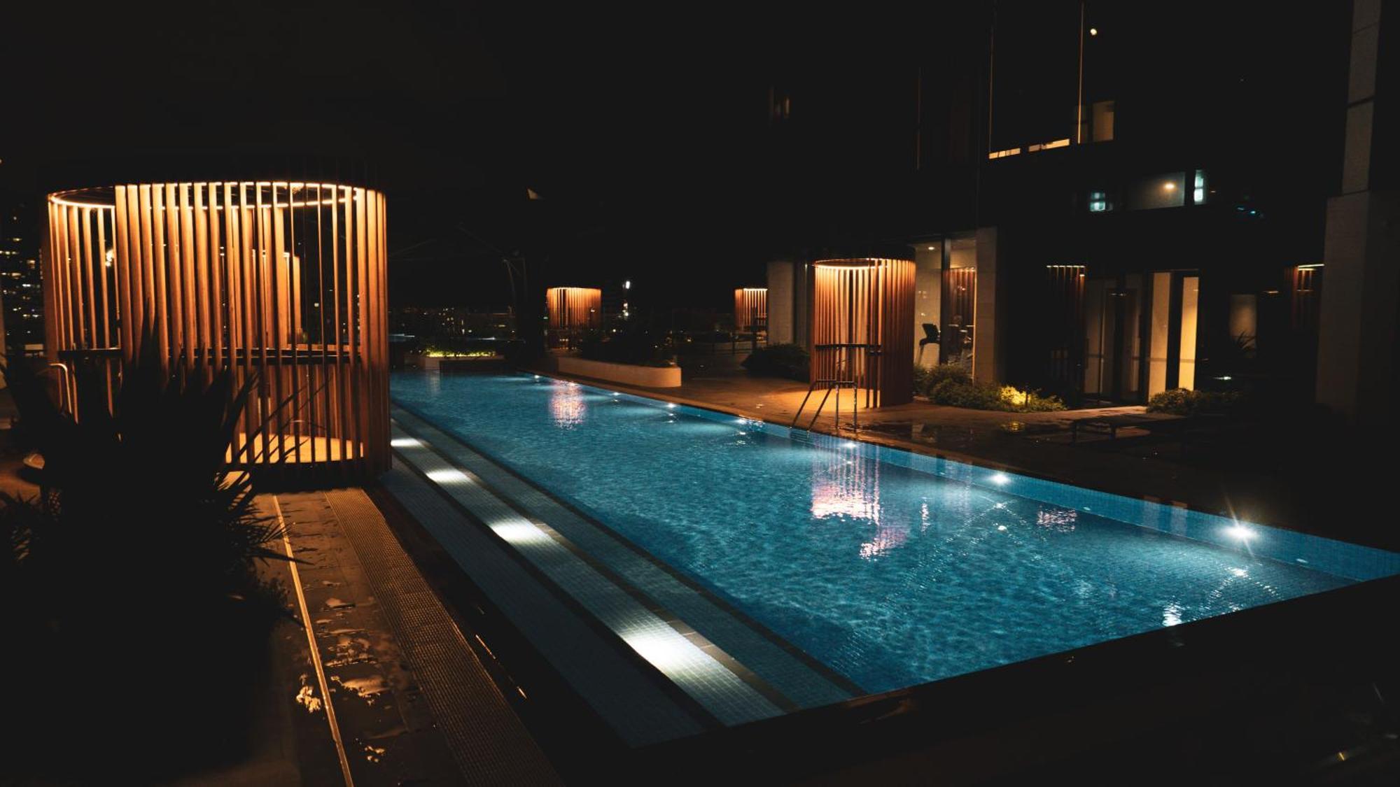 Apartment Luxe Panoramic 3 Bedroom Penthouse With Onsite Parking *