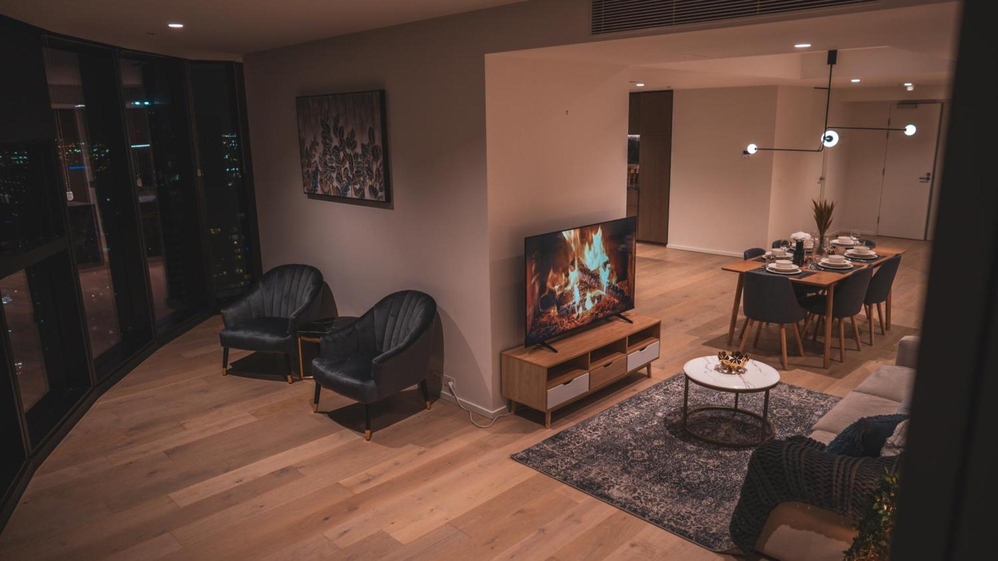 Apartment Luxe Panoramic 3 Bedroom Penthouse With Onsite Parking *