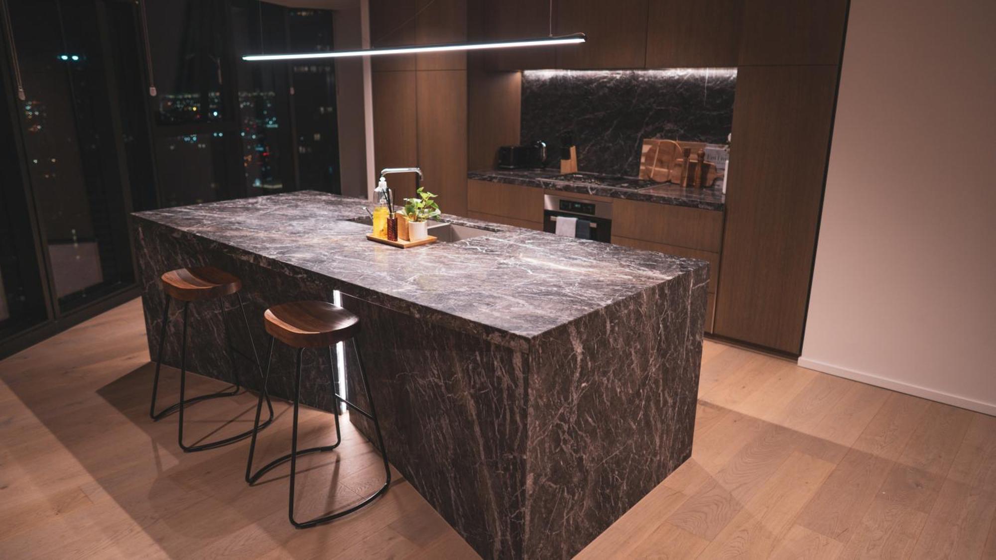 Apartment Luxe Panoramic 3 Bedroom Penthouse With Onsite Parking *