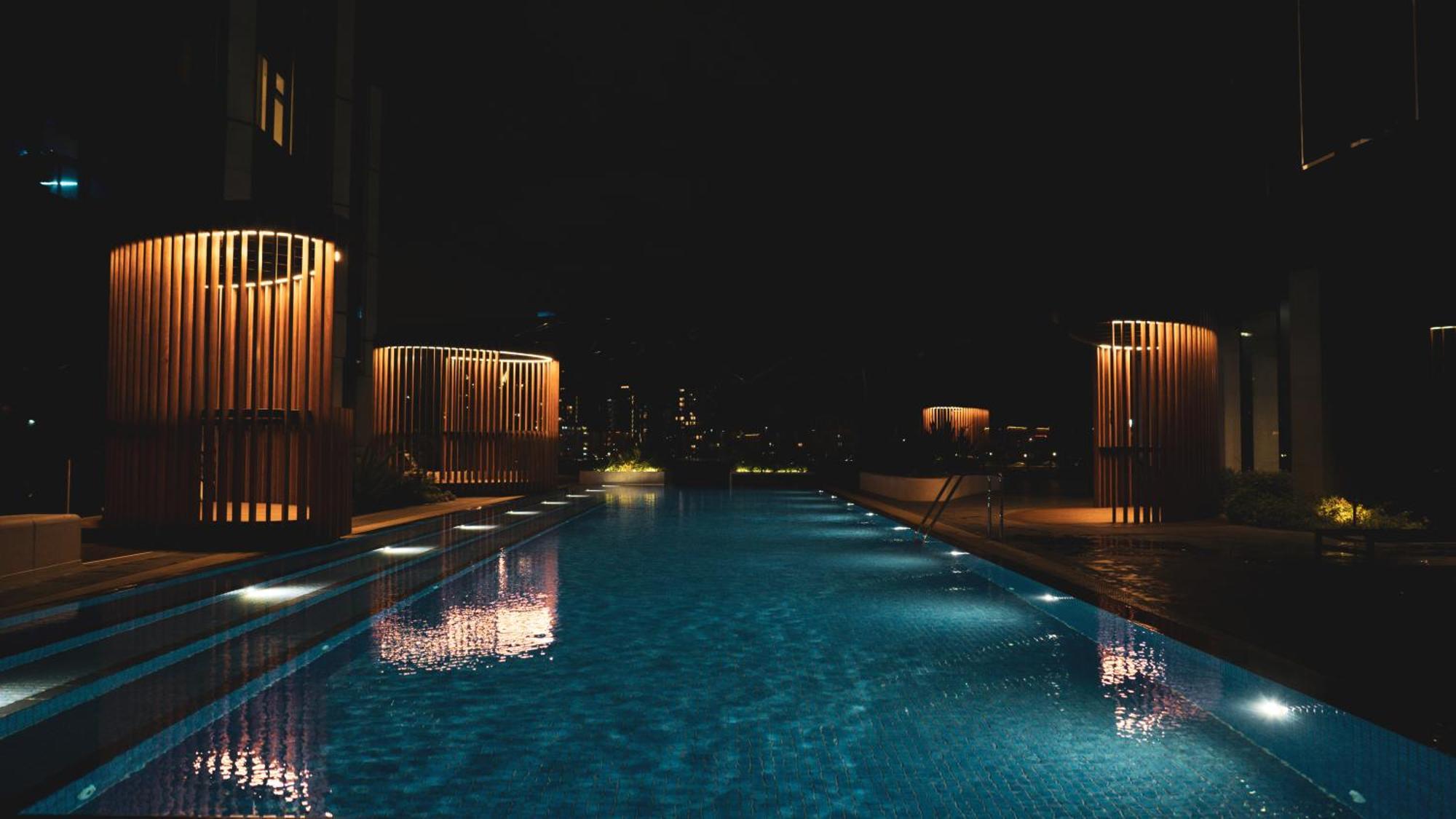 Luxe Panoramic 3 Bedroom Penthouse With Onsite Parking Apartment *