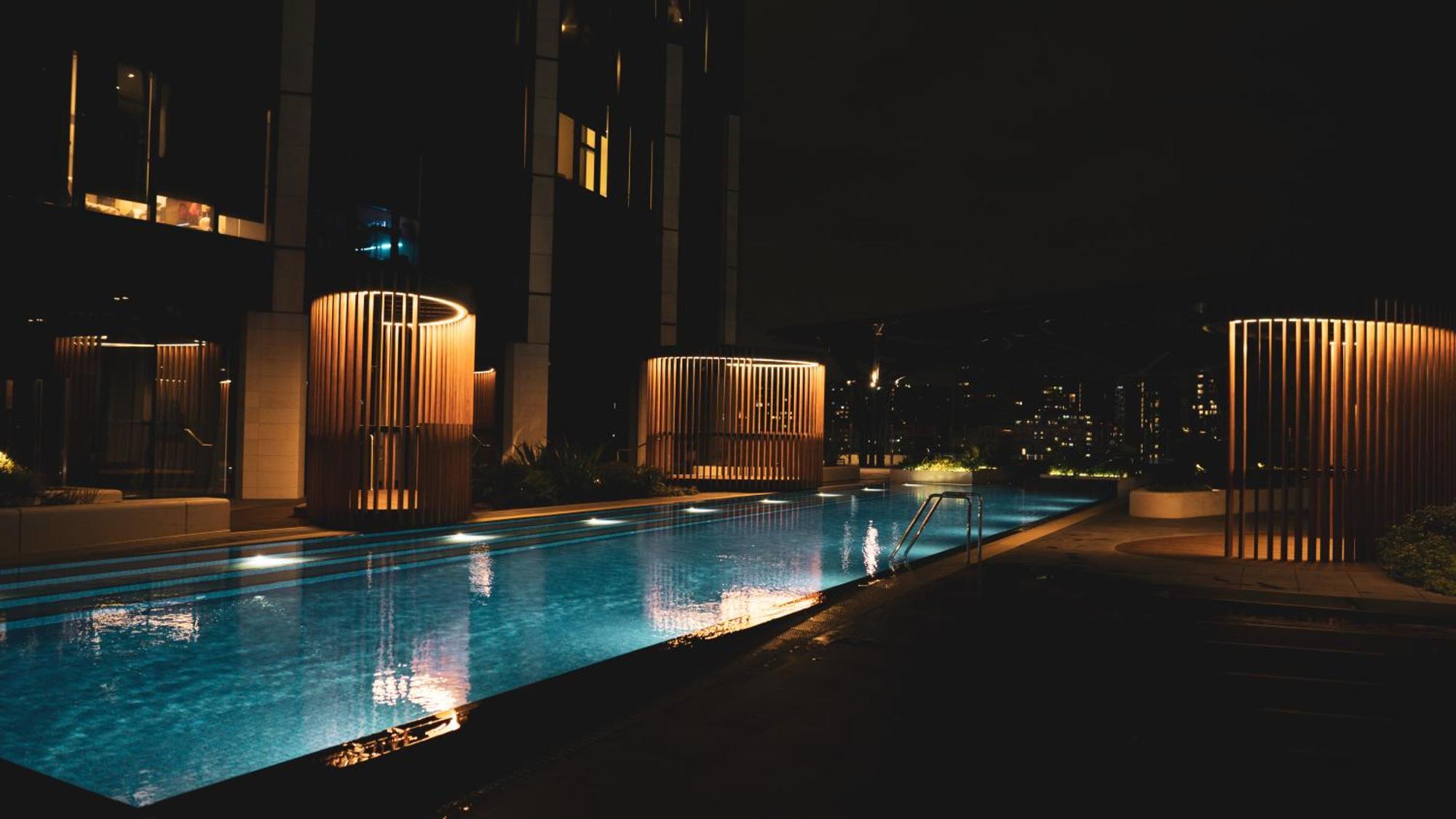 Luxe Panoramic 3 Bedroom Penthouse With Onsite Parking *