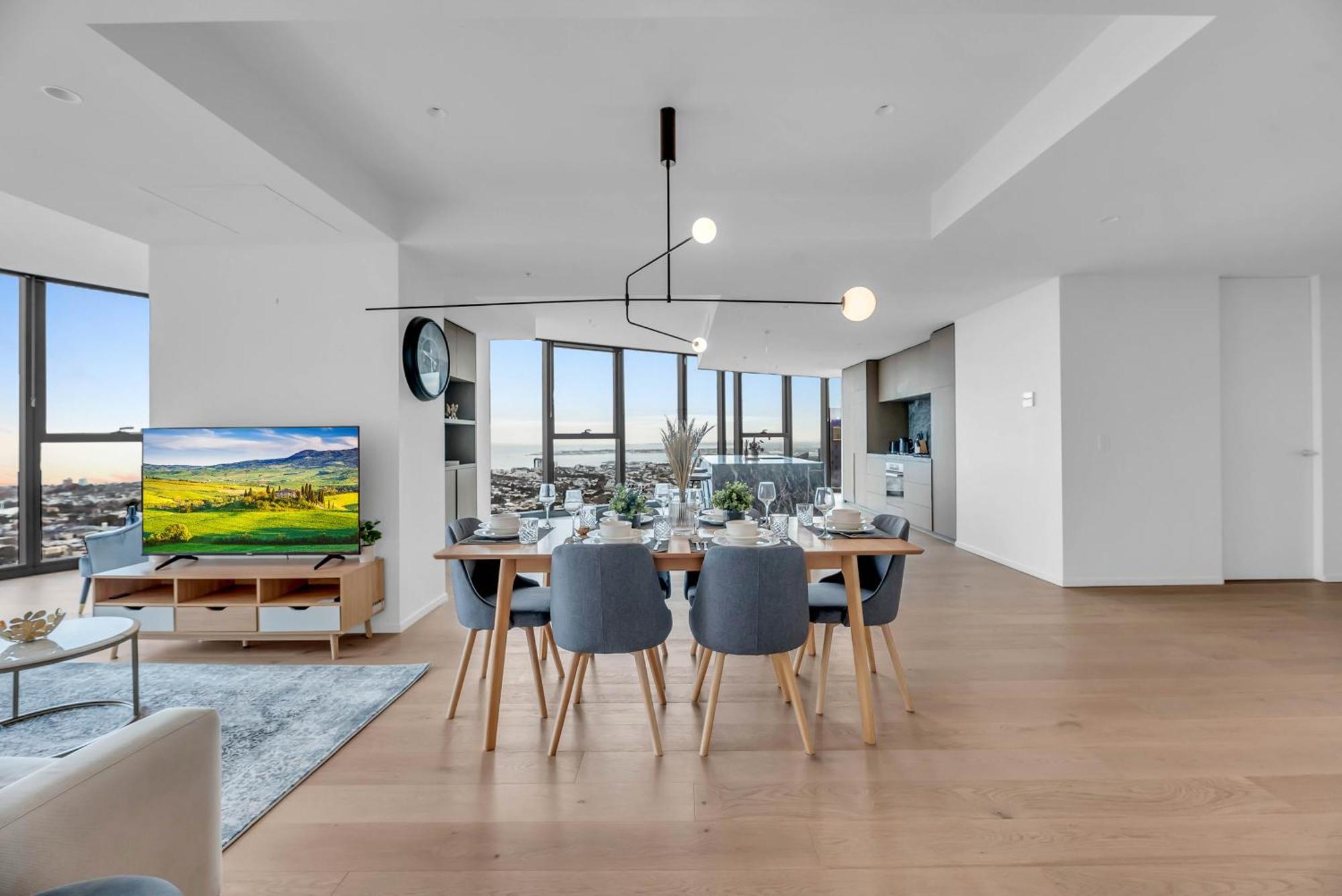 Luxe Panoramic 3 Bedroom Penthouse With Onsite Parking *