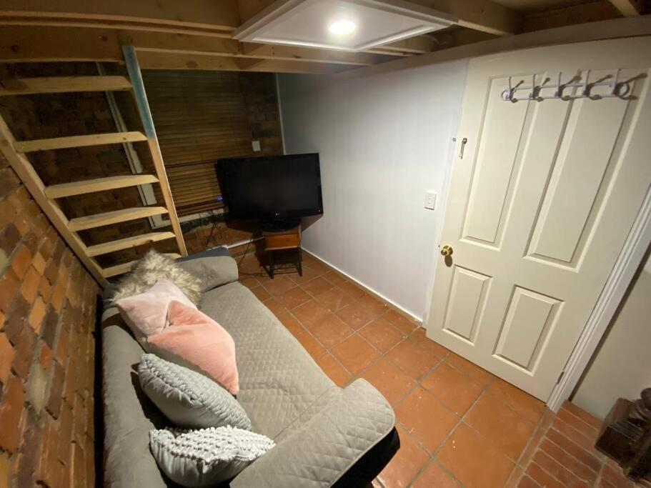 Fitzroy- Private 2-4 Guest #guesthouse #ausgp #directtram #f1 Holiday home *