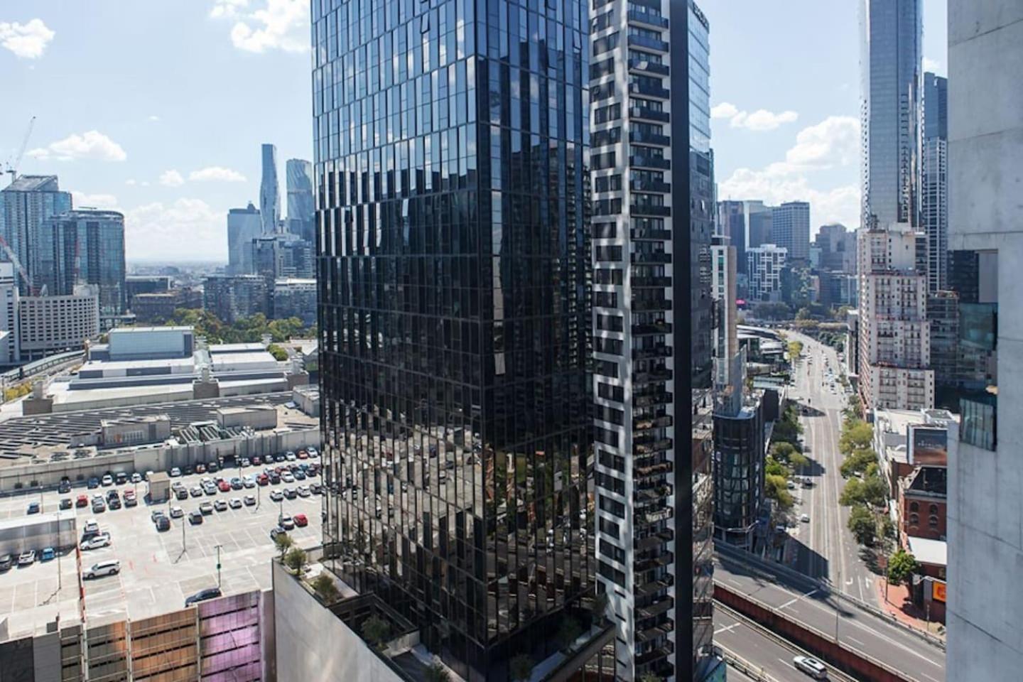 Apartment 'skyscape 22' City-fringe Retreat Moments From Cbd Melbourne