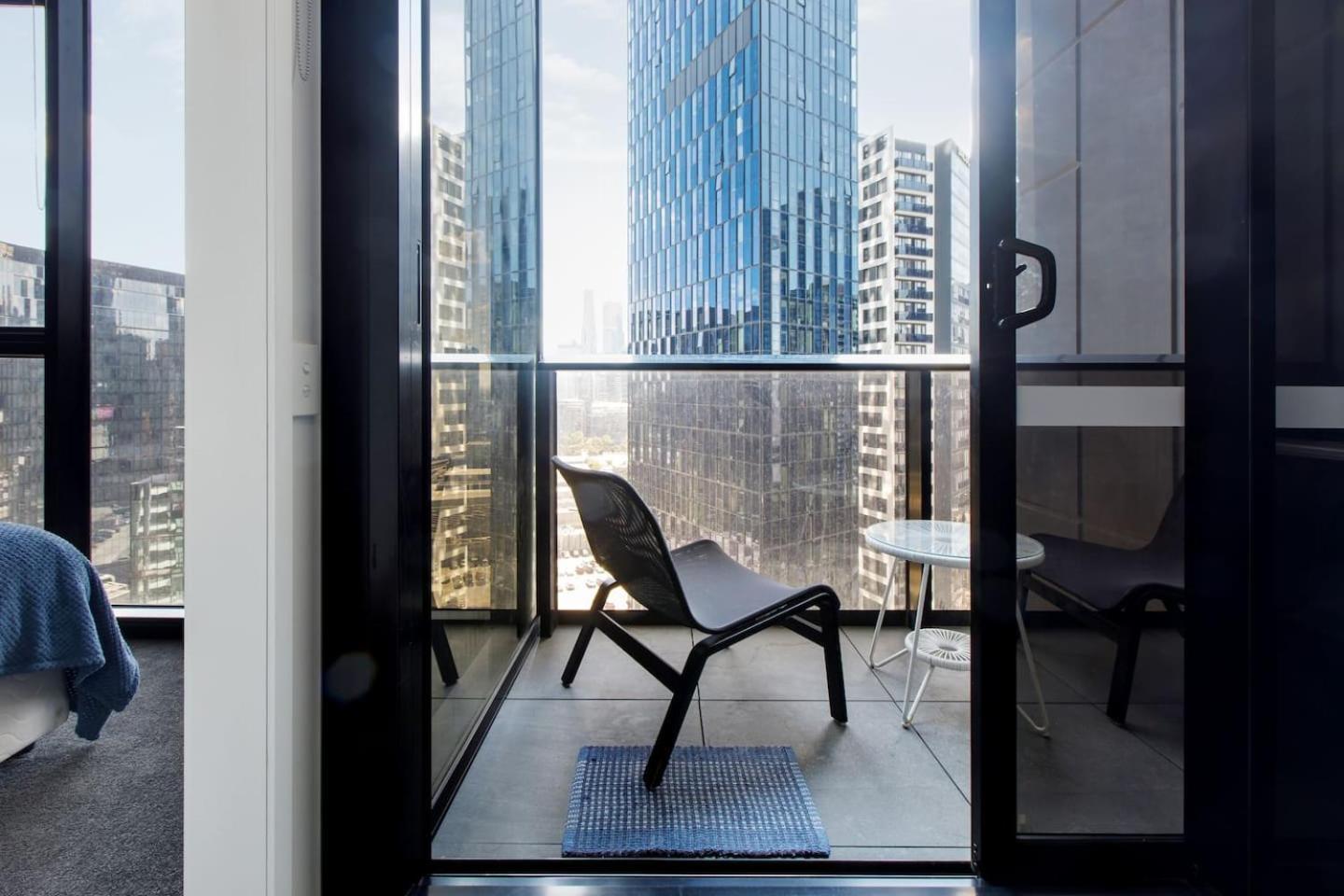 'skyscape 22' City-fringe Retreat Moments From Cbd Apartment
