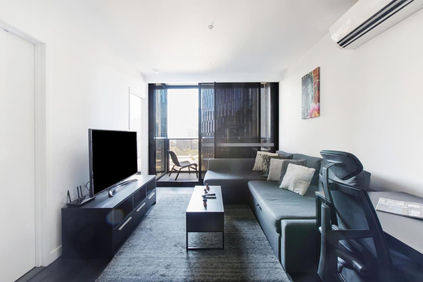 'skyscape 22' City-fringe Retreat Moments From Cbd
