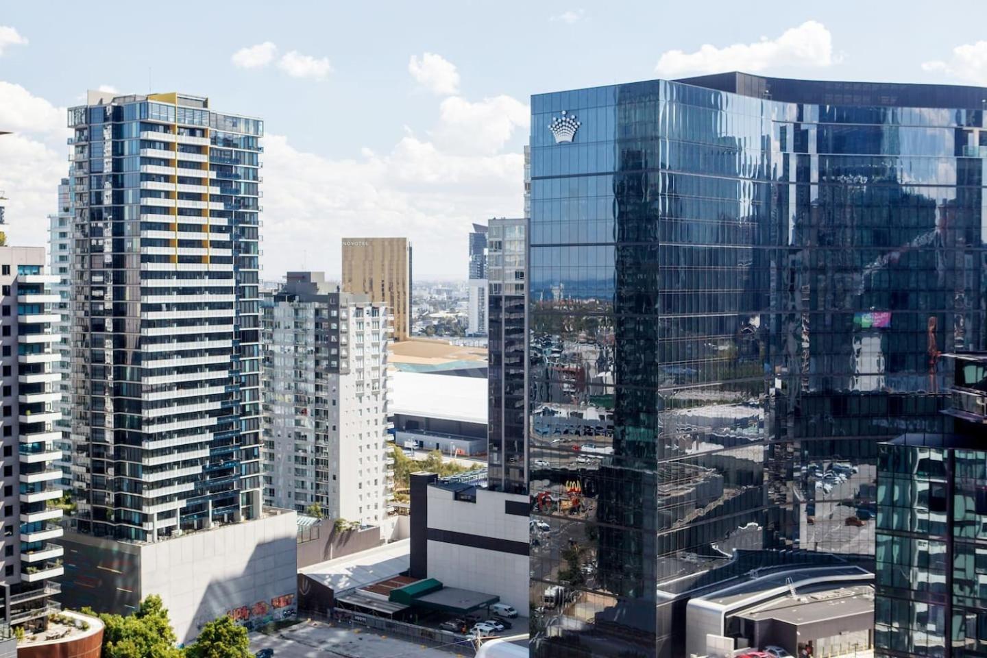 'skyscape 22' City-fringe Retreat Moments From Cbd *