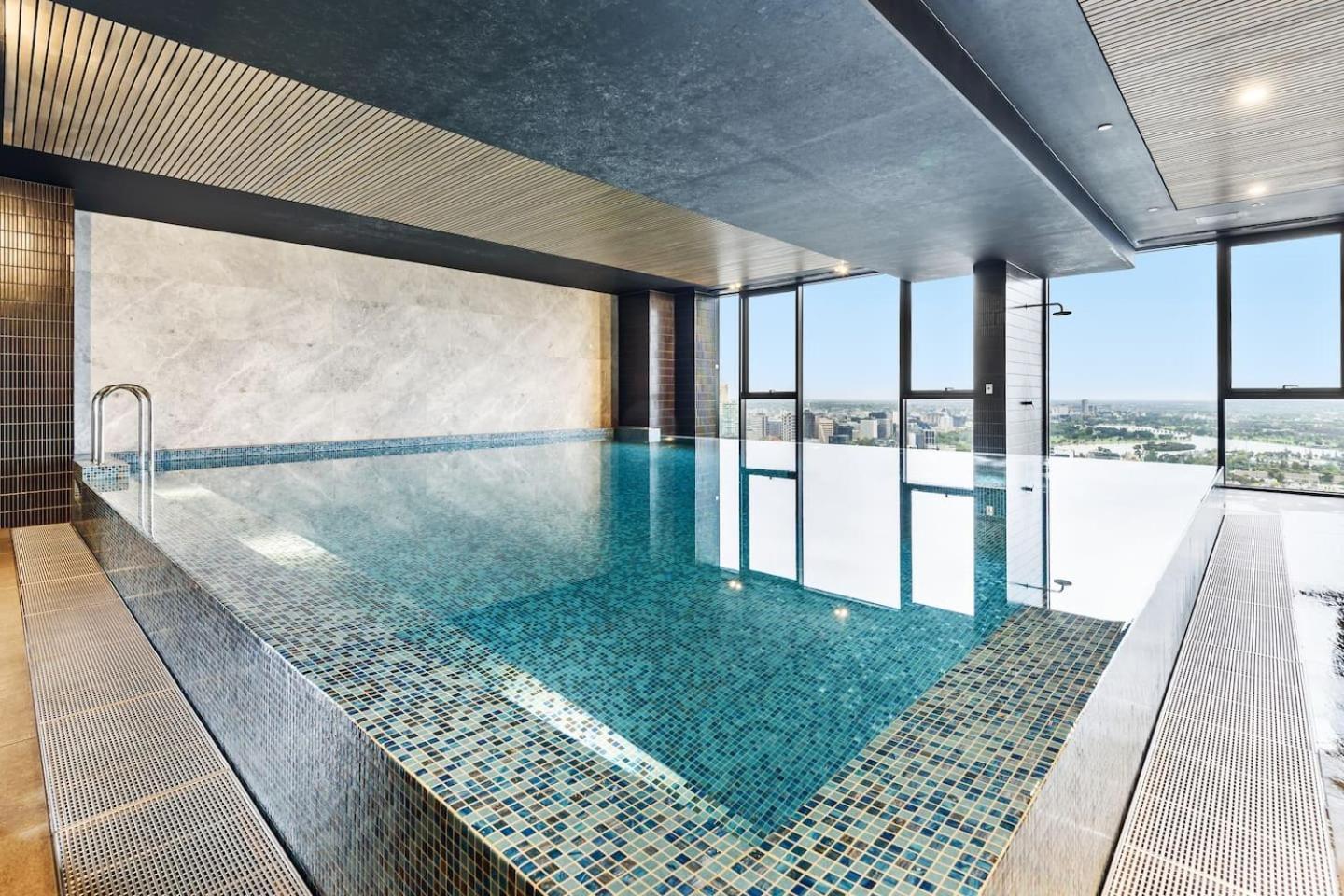 Apartment 'skyscape 22' City-fringe Retreat Moments From Cbd *