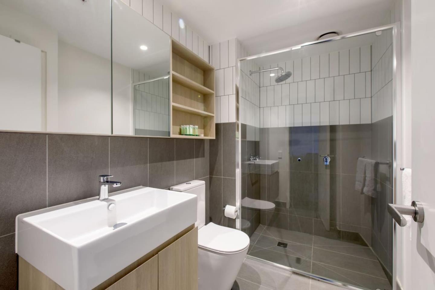 Apartment 'skyscape 22' City-fringe Retreat Moments From Cbd