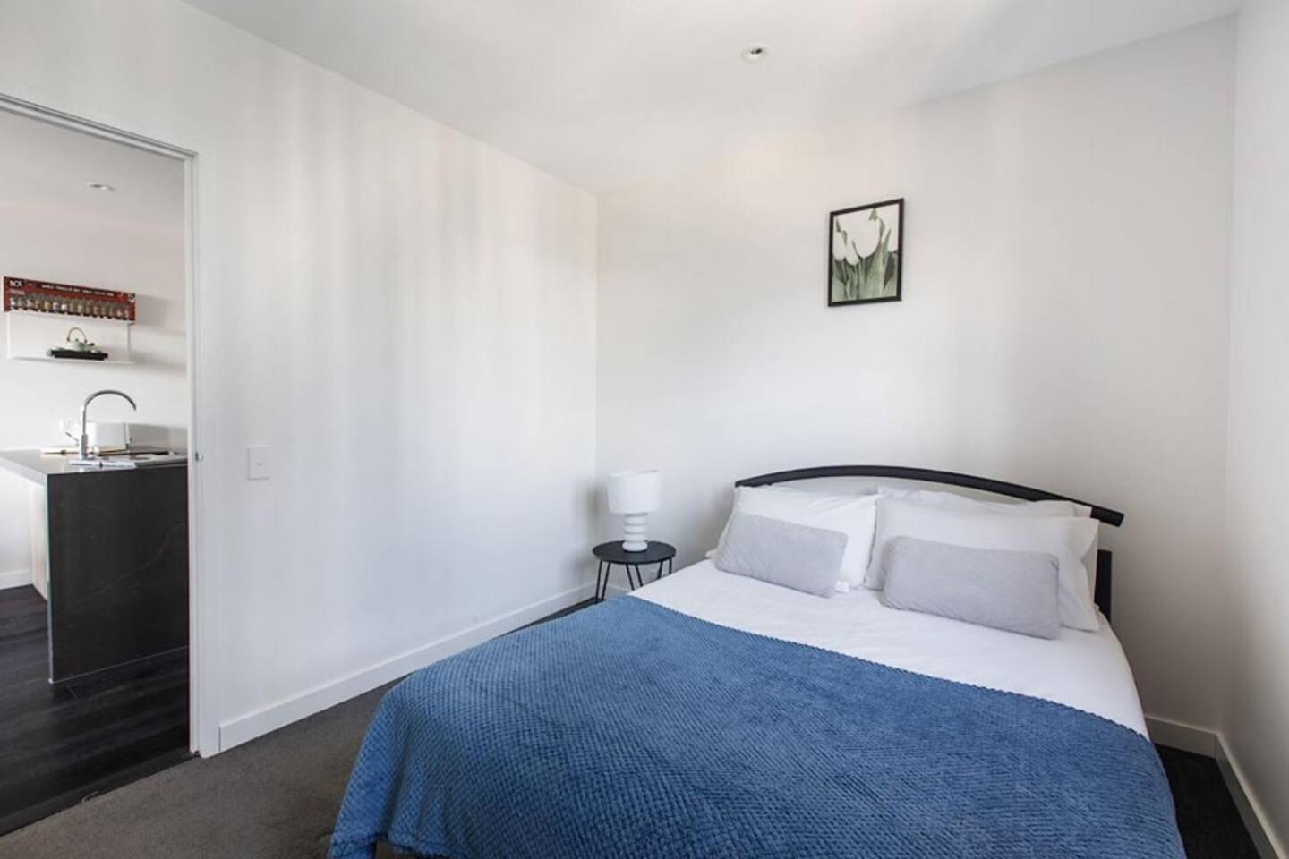 Apartment 'skyscape 22' City-fringe Retreat Moments From Cbd *