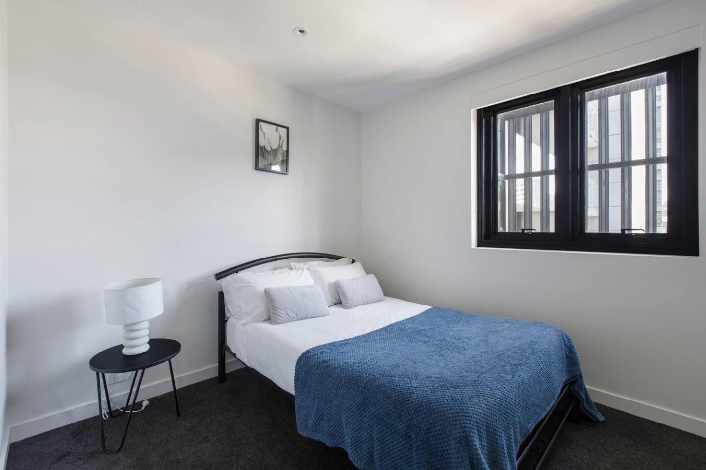 'skyscape 22' City-fringe Retreat Moments From Cbd Apartment