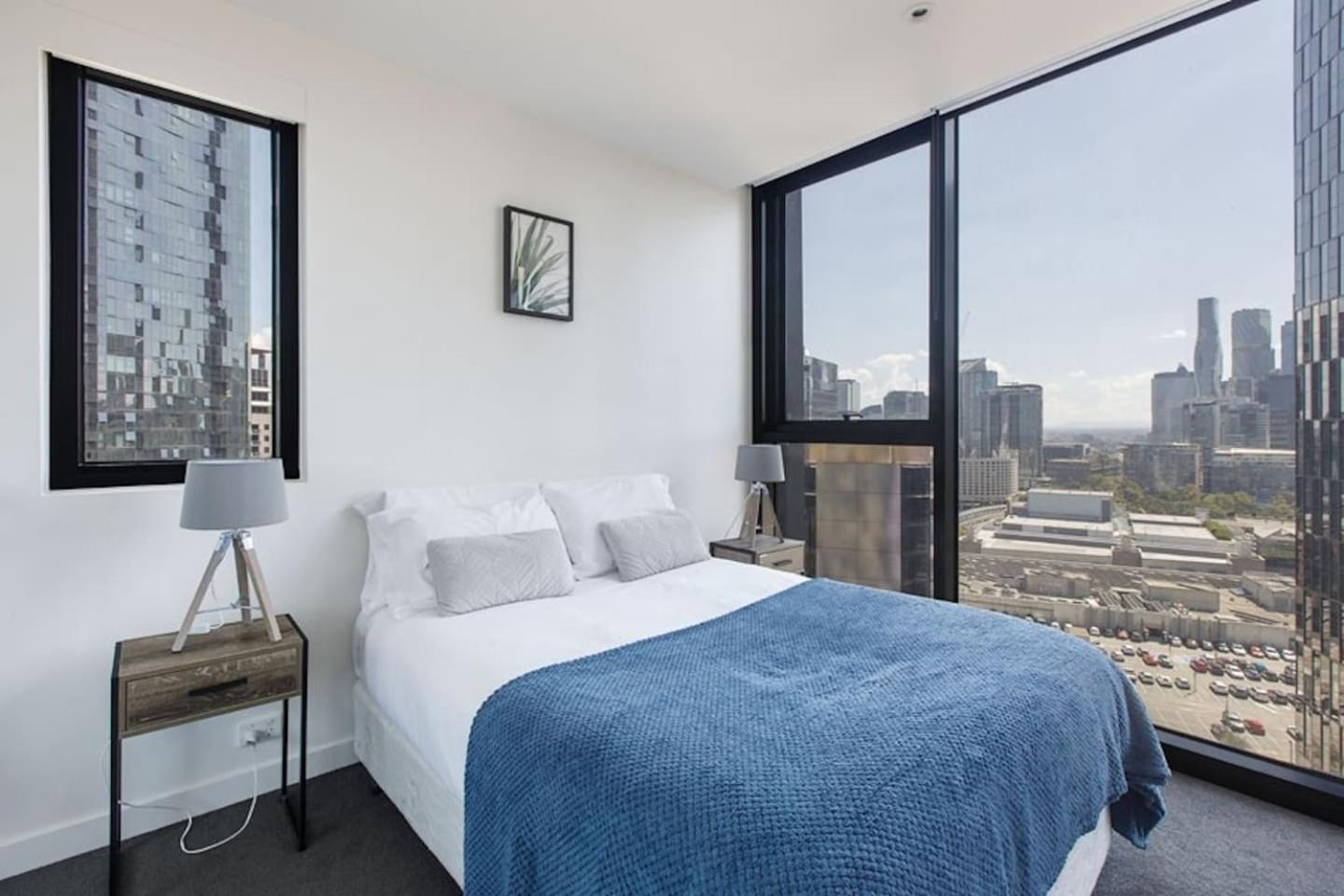 'skyscape 22' City-fringe Retreat Moments From Cbd Apartment *
