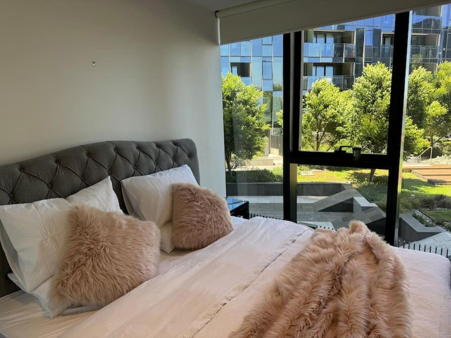 Urban Retreat Modern Elegance In Docklands