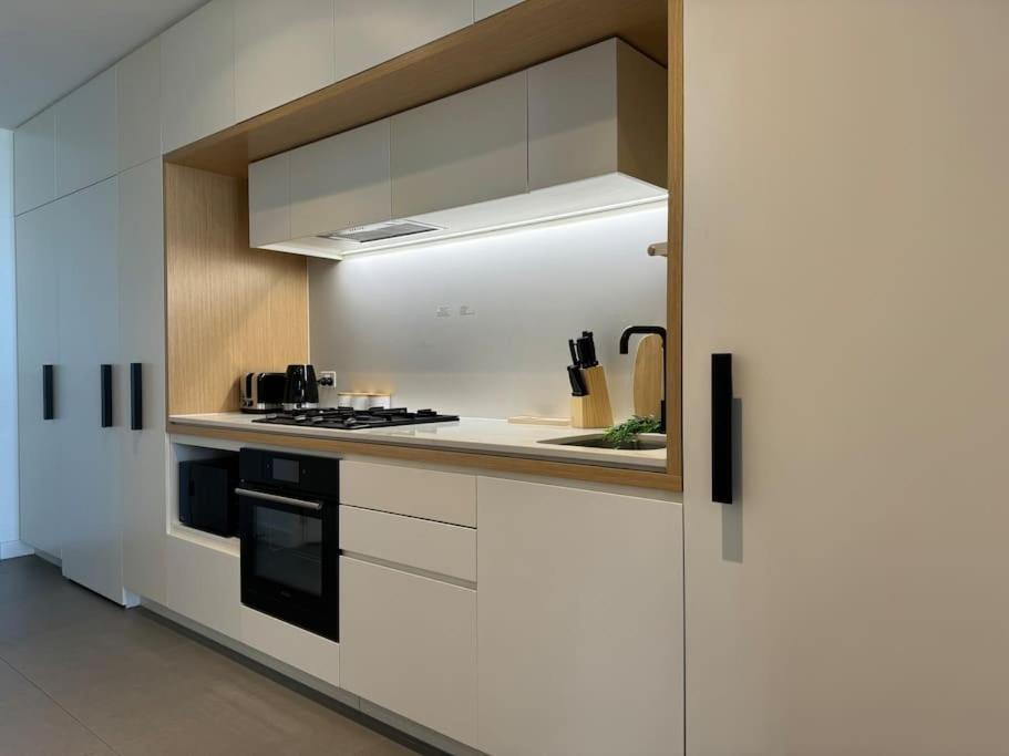 Urban Retreat Modern Elegance In Docklands Apartment Melbourne