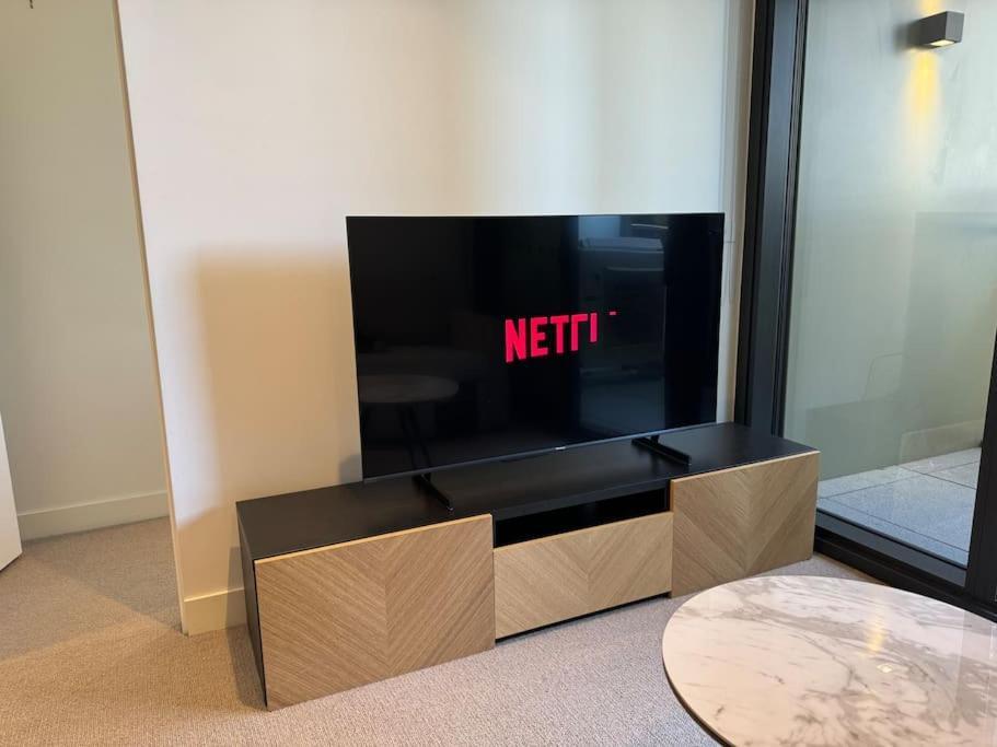 Apartment Urban Retreat Modern Elegance In Docklands *