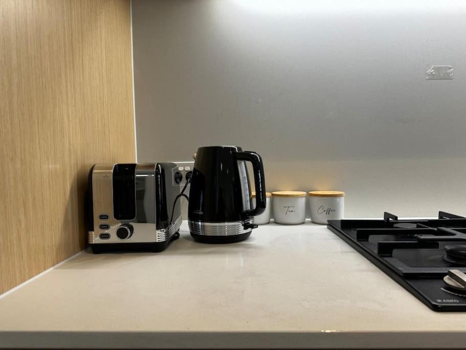 Apartment Urban Retreat Modern Elegance In Docklands Melbourne