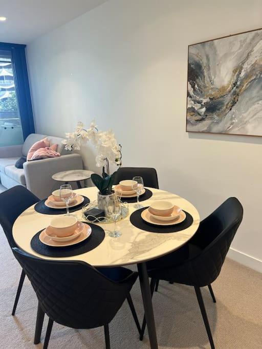 Apartment Urban Retreat Modern Elegance In Docklands Melbourne
