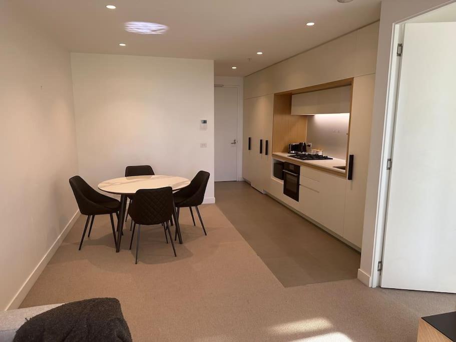 Urban Retreat Modern Elegance In Docklands *
