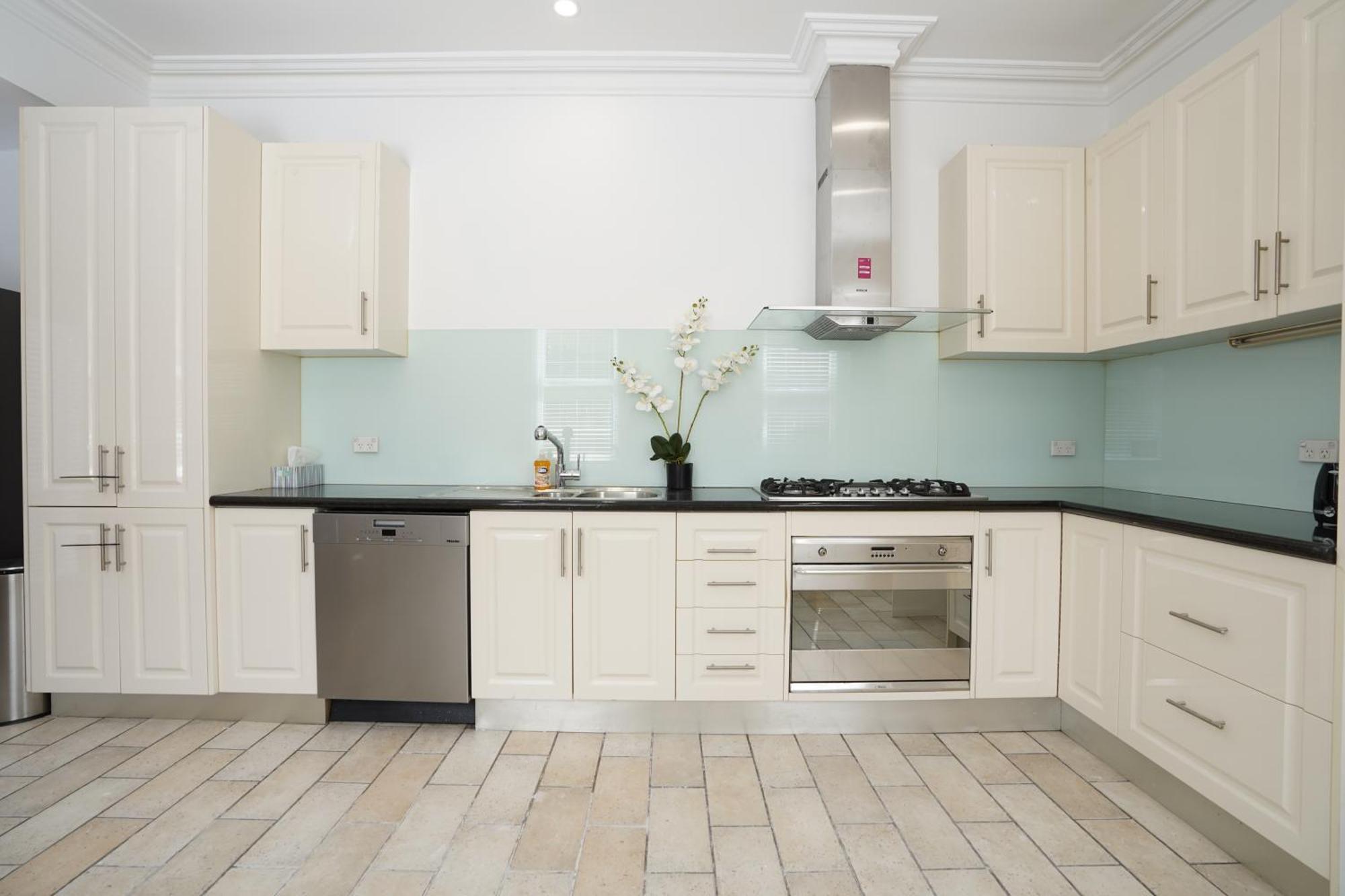 2 Bedrooms House In Carlton *