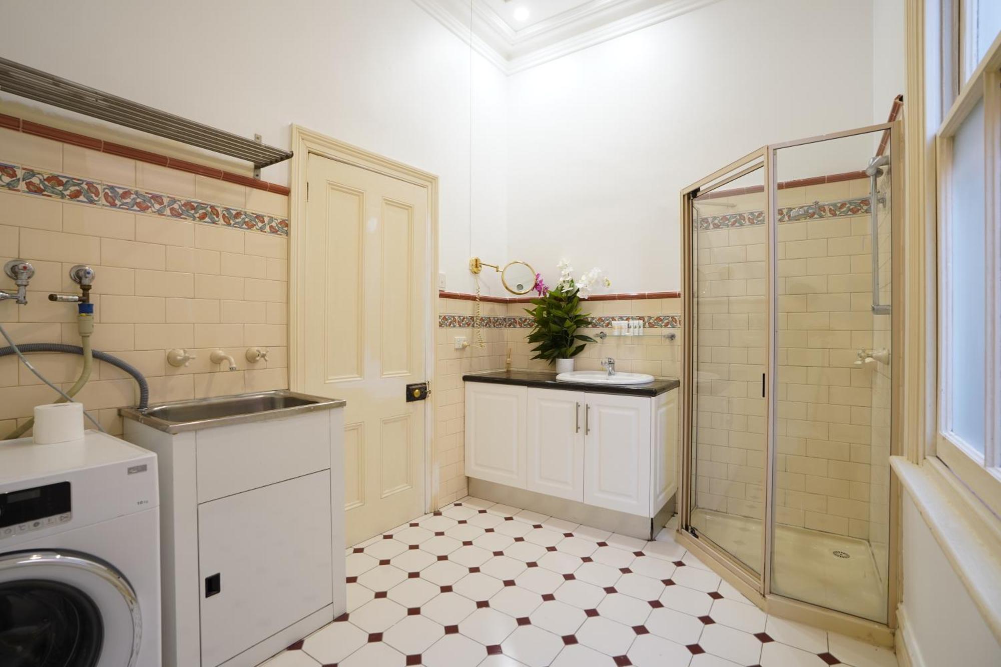 2 Bedrooms House In Carlton *