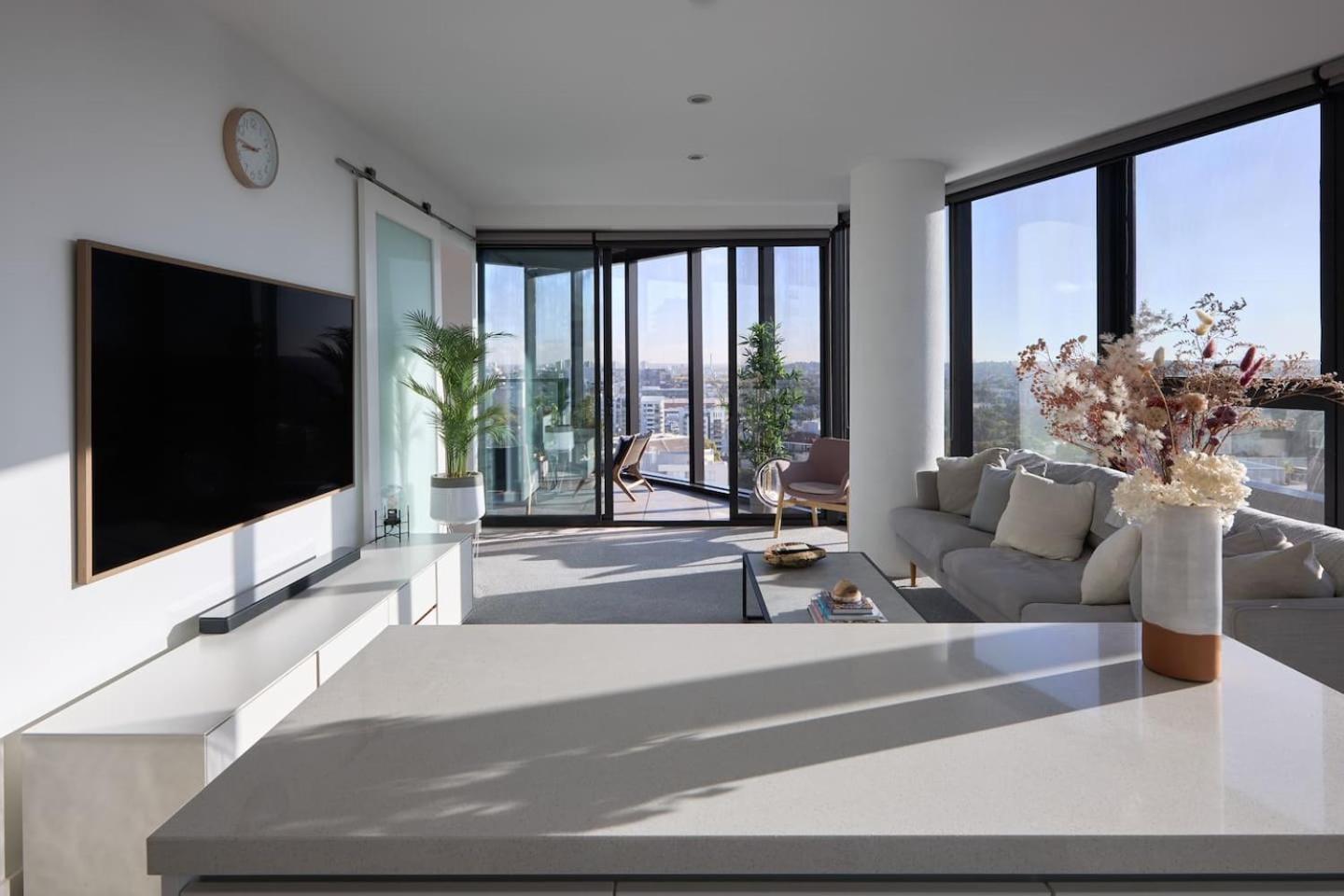'panoramic Elegance' Stylish Off Chapel St With Pool