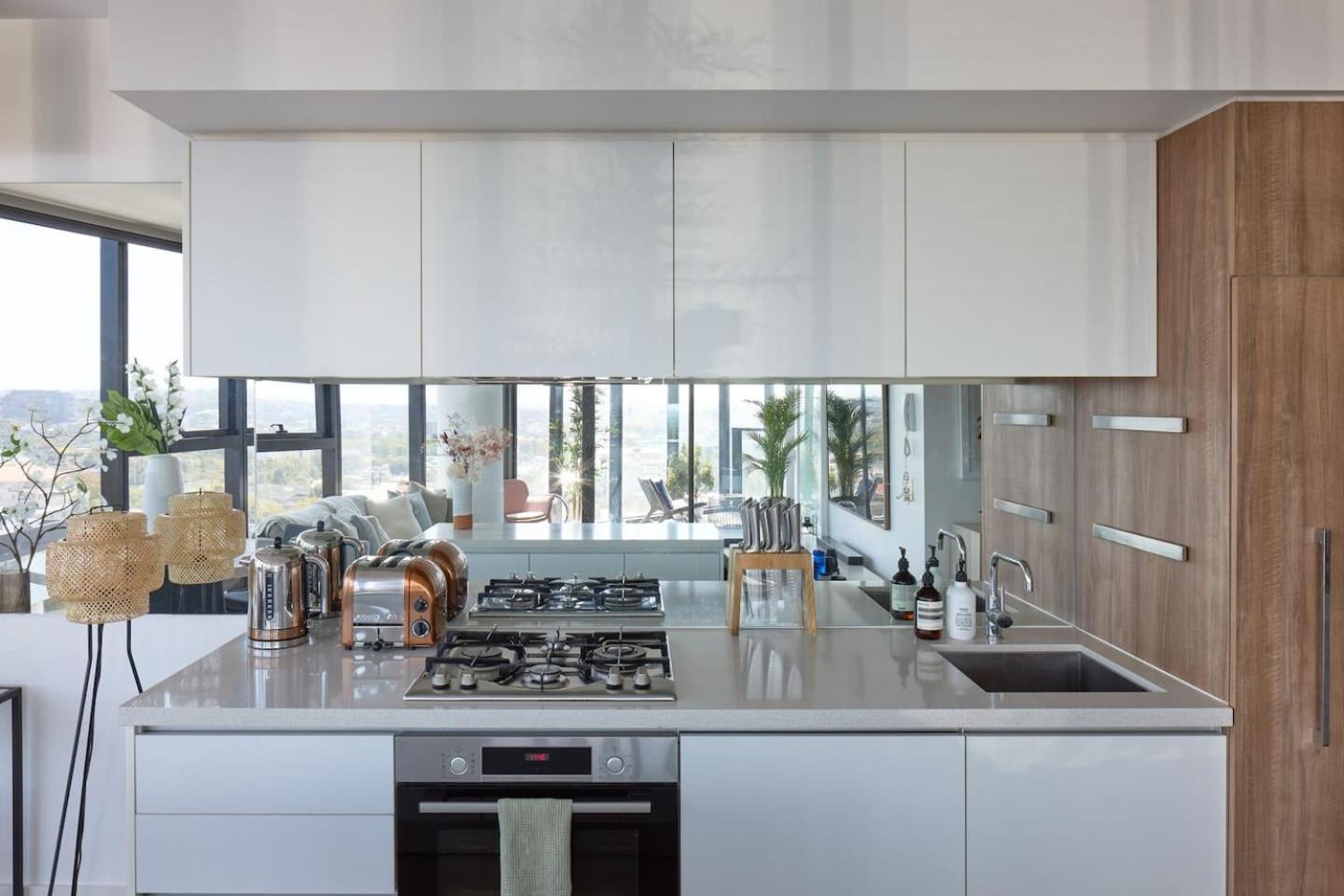 'panoramic Elegance' Stylish Off Chapel St With Pool *
