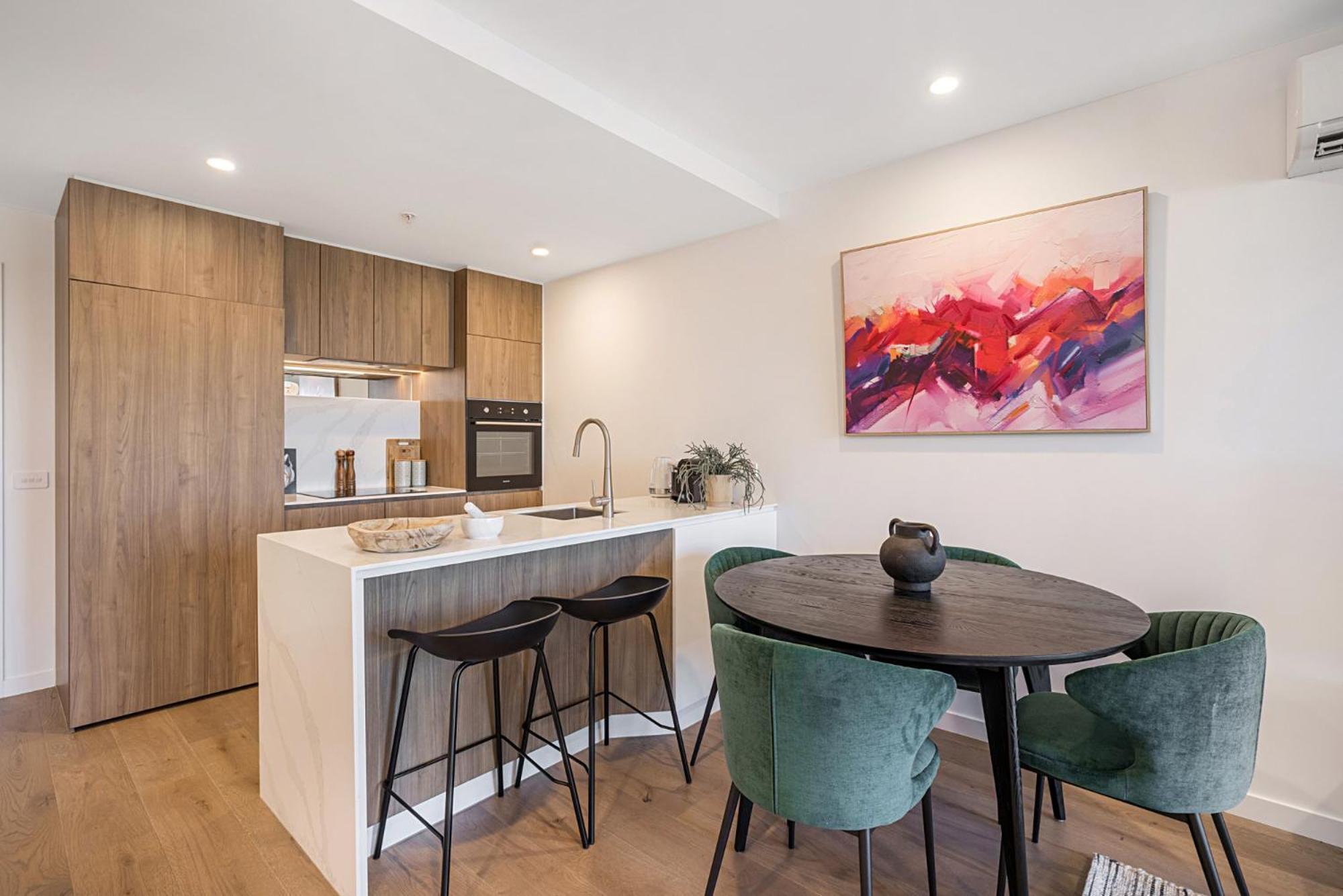 High-rise Balcony Unit With Views Gym Pool Apartment