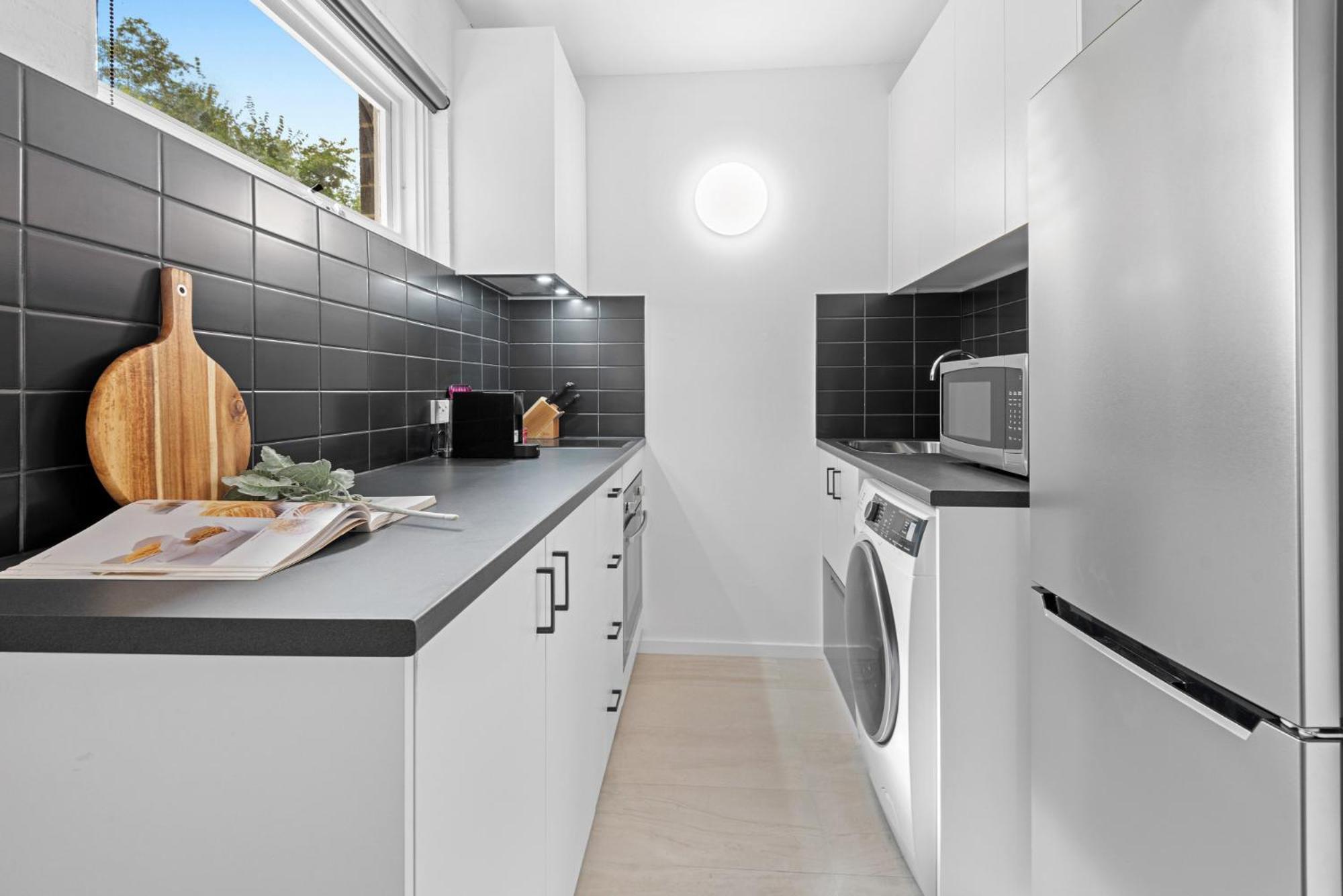 Comfy 1-bed With Courtyard Seating Apartment