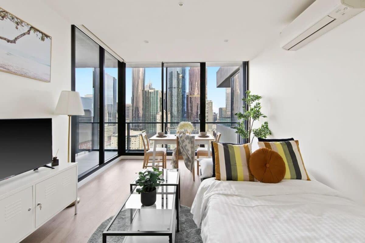 A Modern Near Southern Cross With Views *