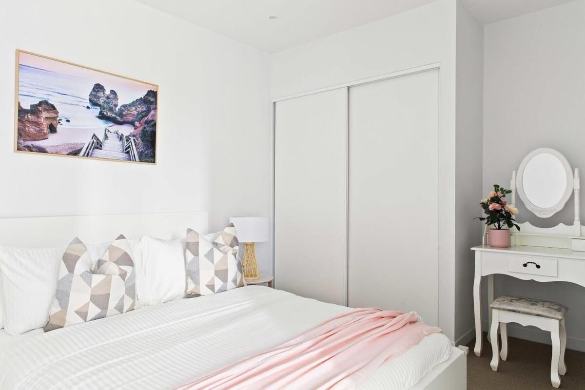 Modern 2br Next To Victoria Market Views * Melbourne