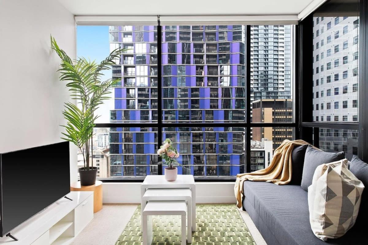 Modern 2br Next To Victoria Market Views *