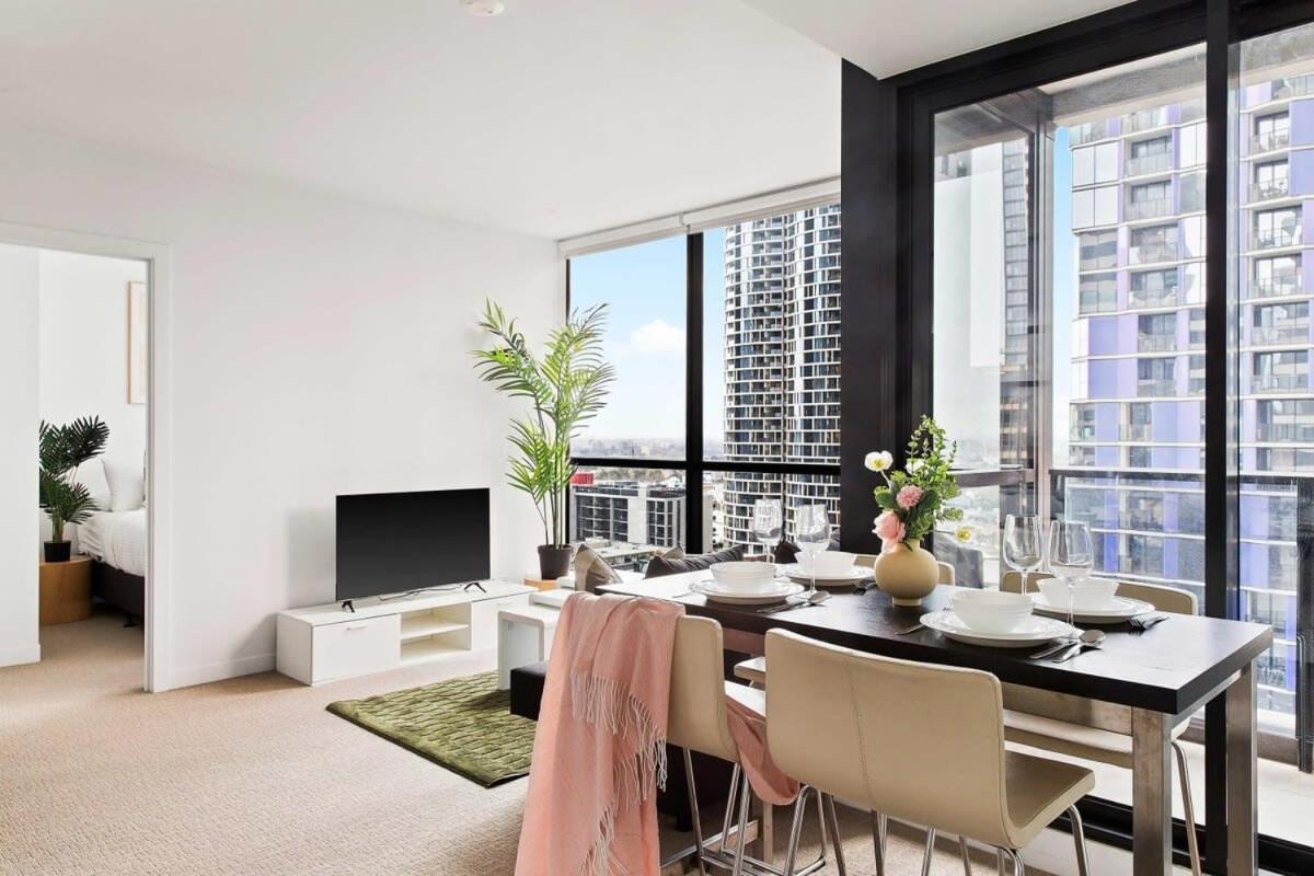 Modern 2br Next To Victoria Market Views Apartment *