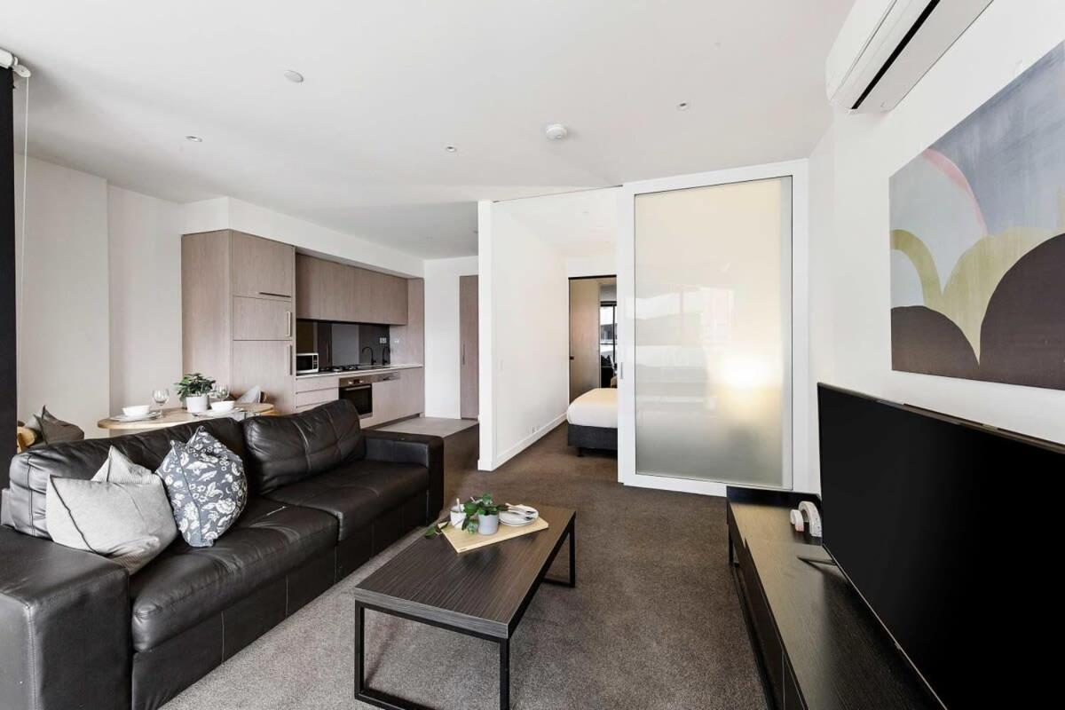Charming 2br Near Victoria Market Views Apartment *