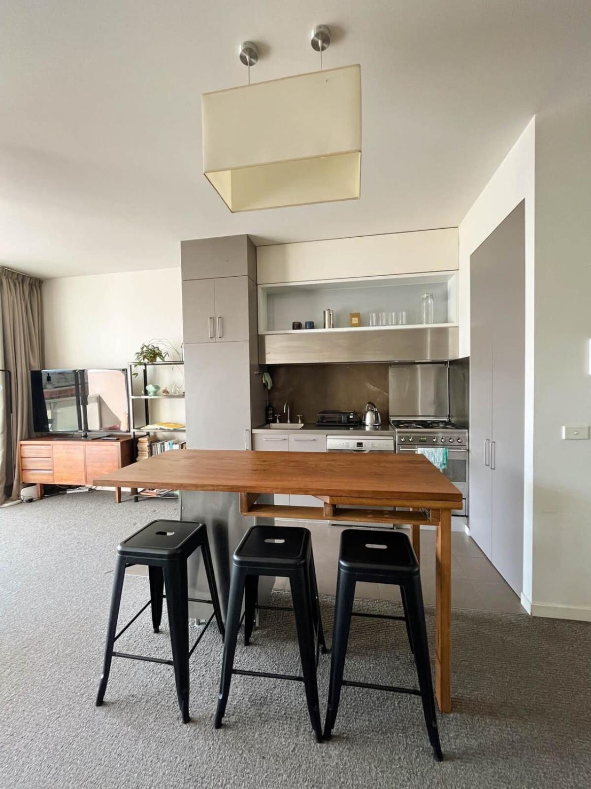 Explore From Chic 1br In Windsor Apartment