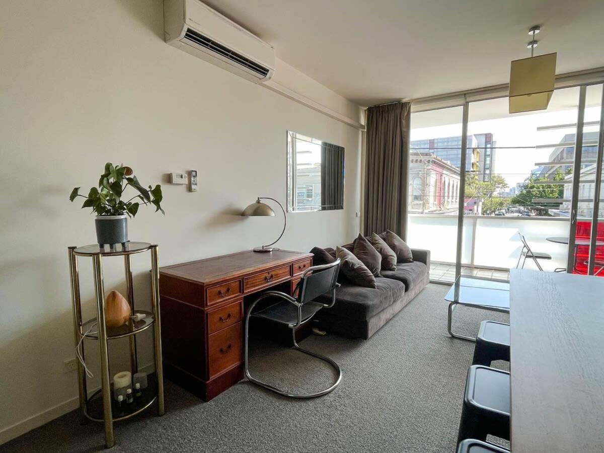 Explore From Chic 1br In Windsor Apartment
