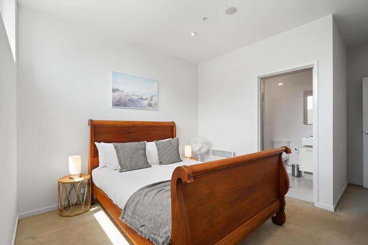 A River-side 2bdm Footscray Oasis + Parking Apartment Melbourne